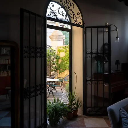 Le 33 Bed & Breakfast *