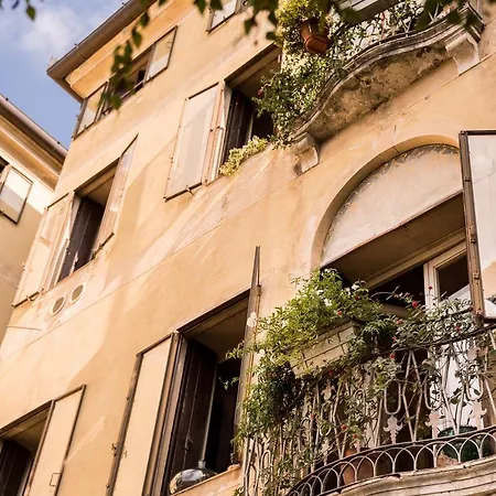 Le 33 Bed and Breakfast 3*